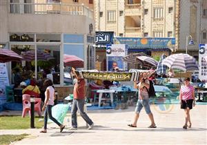 "رجعت لأيام الجامعة"... فنانة تشكيلية تعود للعمل الجماعي "بعد المعاش"