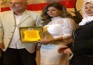 منة فضالي تنشر صور تكريمها من مجلس الإعلاميين الدوليين