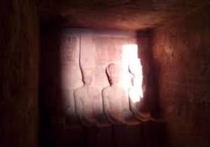 بدء تعامد الشمس على وجه تمثال رمسيس الثاني في معبد أبو سمبل 