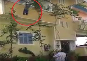 "بني آدم ماعندوش قلب".. رضوان معقبًا على أب يرمي ابنه من البلكونة