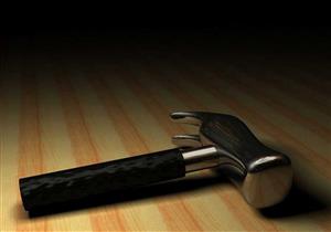 "في 40 جنيه ناقصة".. سيدة تهشم رأس طليقها بشاكوش في الصف