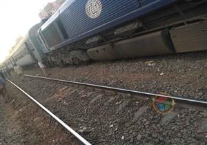 بالصور.. خروج قطار "المنصورة- القاهرة" عن القضبان بمحطة ههيا