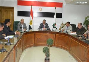 محافظ سوهاج يبحث معوقات الانتهاء من توسعة كورنيش النيل الغربي