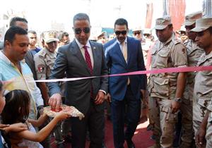 بالصور.. محافظ سوهاج يفتتح معرض "قافلة التخفيضات" بميدان العارف