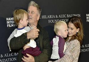 بالصور- أليك بالدوين يصطحب زوجته وأبنائه في مهرجان "هامبتون" الدولي 