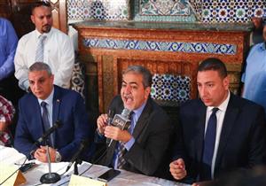 "من يتخلف يتعرض للفصل".. نقيب الصيادلة يدعو العاملين بالمهن الطبية للحضور