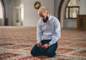 ما حكم صلاة النافلة جالسًا لمن يقدر على القيام؟.. "البحوث الإسلامية" يجيب