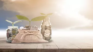 ما حكم توزيع الجمعيات أموال الزكاة على مدار العام وترحيل الفائض للعام الجديد؟.. الإفتاء توضح 