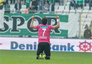 بالفيديو.. تريزيجيه يحصل على ركلة جزاء ويطيح بها في السماء