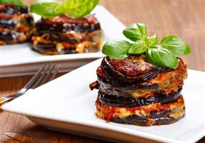 طاجن "مسقعة" باللحم.. مناسب لأصحاب الحمية الغذائية