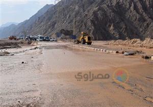 بالصور.. إعادة فتح الطريق الدولي بمدينة نويبع بعد رفع آثار السيول