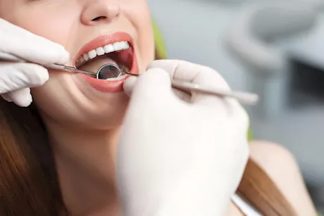 طبيب أسنان يحذر من هوس ابتسامة السوشيال ميديا.. ماذا قال؟ 