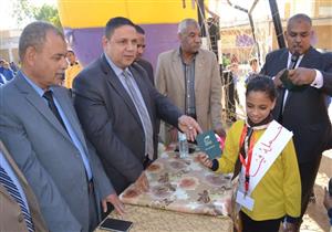  بالصور.. "تعليم الوادي الجديد" توزع  دفاتر توفير على تلاميذ المدارس