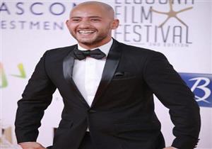 مجددًا.. شادي ألفونس يثير الجدل بصورة على "جواربه" في مهرجان القاهرة (صورة)