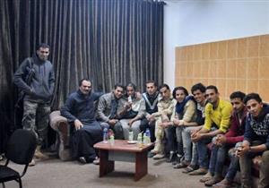 "مقاول محتال ومسلحون مجهولون".. تفاصيل أزمة 16 عاملا مصريا في ليبيا