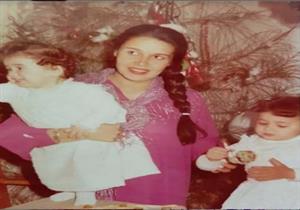 هنا شيحة تنشر صورة من طفولتها وتوجه رسالة لوالدتها