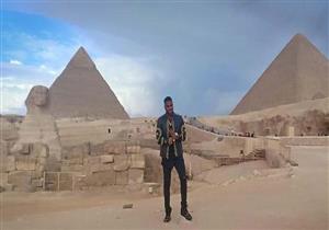 قبل حفله مع تامر حسني ..المطرب العالمي جيسون يزور الأهرامات