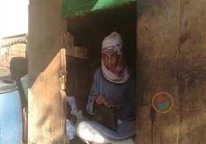  بالفيديو والصور- "عم عبده".. حكاية عجوز عاش 36 عامًا داخل صندوق خشبي