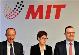 المرشحون لخلافة ميركل يتنافسون لدفن إرثها في مجال الهجرة