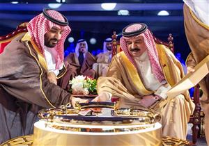 ملك البحرين وولي العهد السعودي يدشنان خط أنابيب نفط (صور)