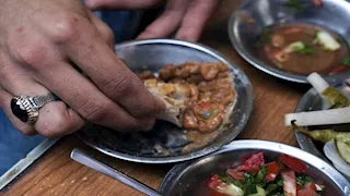 ما يحدث للجسم يوميا عند الإفطار من عربة الفول ؟ .. كارثة 