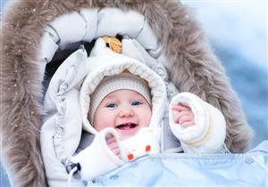 التدفئة الزائدة للطفل تضره ولا تحميه من البرد.. إليك الحل