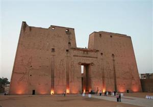 بالصور.. ضبط 8 أشخاص أثناء التنقيب عن الآثار في 3 منازل بجوار معبد ادفو