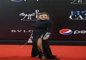 بالصور| "وكالة البلح والكرش والمايوه".. 3 نجمات بفساتين جريئة أثرن الجدل