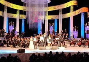 بالصور- 4 أطفال يشاركون رامي عياش غناء أوبريت "أمي ثم أمي"