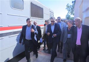 بالصور.. وزير النقل يتفقد نسب الحجز الإلكتروني للتذاكر بمحطة أسوان