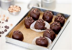 حلوى مناسبة للدايت.. حضروا كرات الحمص بالشيكولاتة