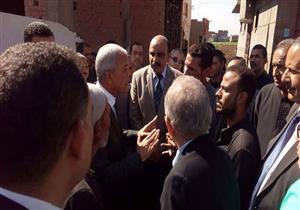 "لا فرق بين عزبة ومركز".. كتيبة عمل لتوسعة الطرق وفرض الانضباط بمدينة الشهداء