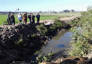 جثة دون رأس.. مزارع يقتل والدته العجوز ويتخلص منها عارية في مصرف بالبحيرة