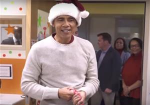 شاهد.. أوباما "بابا نويل" يوزع هدايا ويفاجئ أطفال أحد مستشفيات واشنطن