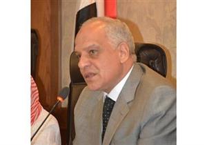 محافظ الجيزة يكافئ عامل نظافة لضبطه سيارة تلقي مخلفات في العمرانية