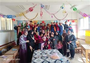 استقبلوه بنشيد وحفلة.. تلاميذ ابتدائي يفاجئون زميلهم المصاب بالسرطان بالمنوفية 