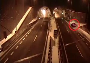 بسبب نعاسه.. سائق يحلق بسيارته في الهواء وينجو بأعجوبة