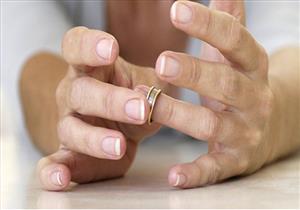   بالفيديو- رجل يكوي إصبعه بالنار بعدما طلّق زوجته.. والسبب