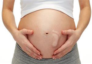 لماذا يمارس الأجنة الركل داخل الأرحام؟