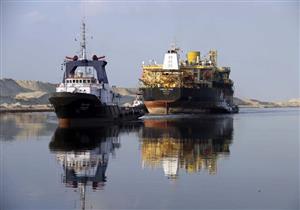 بالصور.. قاطرات قناة السويس تنفذ عملية سحب "معقدة" لسفينة تكرير بترول عملاقة