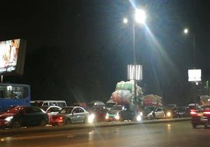 سكتة مرورية أعلى الأوتوستراد بسبب كسر ماسورة مياه (صور)