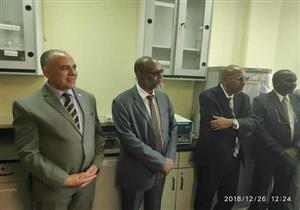 وزير الري ونظيره السوداني يتفقدان النموذج المصغر لقناطر أسيوط الجديدة