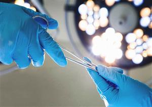 حاصل على ثانوية عامة يفتح عيادة ويجري عمليات جراحية في الغربية