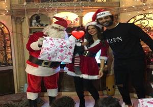 بملابس بابا نويل.. كريم فهمي وزوجته يحتفلان بـ"الكريسماس"