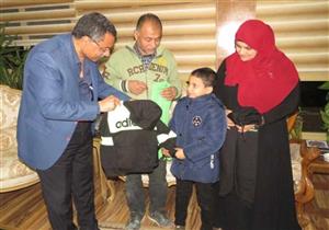 وزير الداخلية يهدي أحد الأطفال حقيبة رياضية تقديرًا له