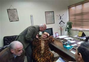 رئيس مدينة طوخ يستقبل "بائعة البرسيم" ويقبل رأسها: "حقك مش هيضيع"