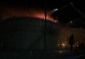 20 سيارة إطفاء للسيطرة على حريق بمستودع شركة الإسكندرية للبترول