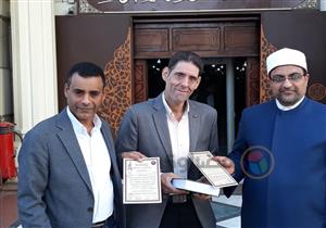 يعيش في الأقصر منذ عامين.. مصوّر سويسري يعتنق الإسلام على يد شيخ الأزهر