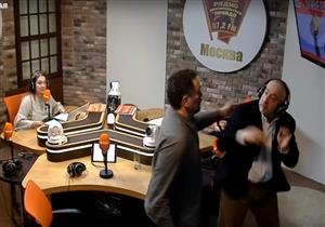 بالفيديو.. خناقة وضرب  على الهواء مباشرة .. والمذيعة تستغيث