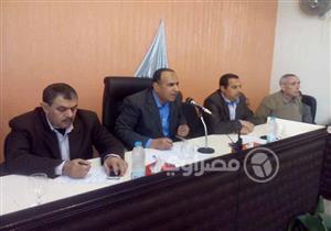 بالصور- بسبب الـ"توك توك".. مشادات بين رئيس مدينة دسوق وأصحاب التاكسيات